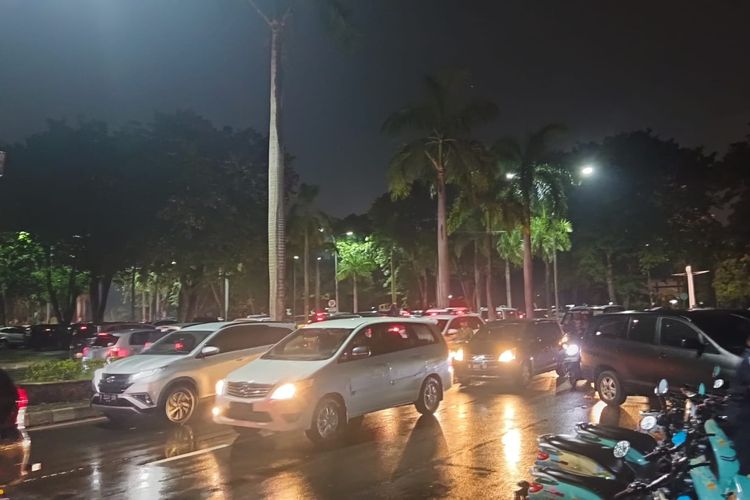 Suasana kemacetan di Kawasan Ancol, Malam Ini, Minggu (23/4/2023).