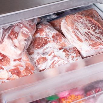 Menyimpan daging mentah di freezer bisa tahan hingga satu tahun.