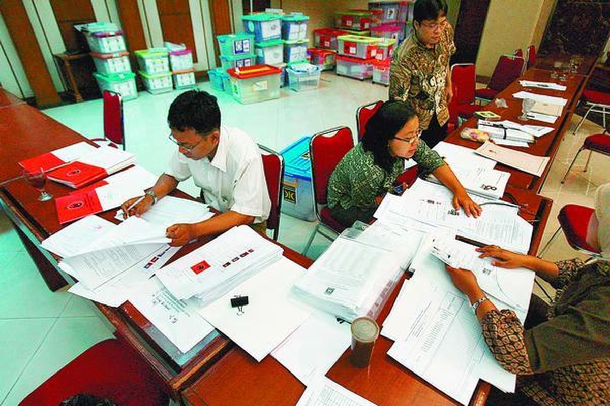 Pegawai Komisi Pemilihan Umum (KPU) meneliti kelengkapan berkas administrasi calon anggota legislatif dari setiap partai politik peserta pemilu di Kantor KPU, Jakarta, Jumat (22/8). Verifikasi itu dilakukan KPU hingga Minggu (7/9).  