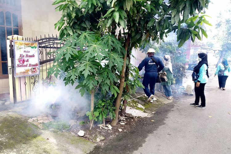 Petugas melakukan fogging pemberantasan nyamuk di Jalan Dr Soetomo, Kelurahan Sananwetan, Kota Blitar, Rabu (12/1/2022) pagi
