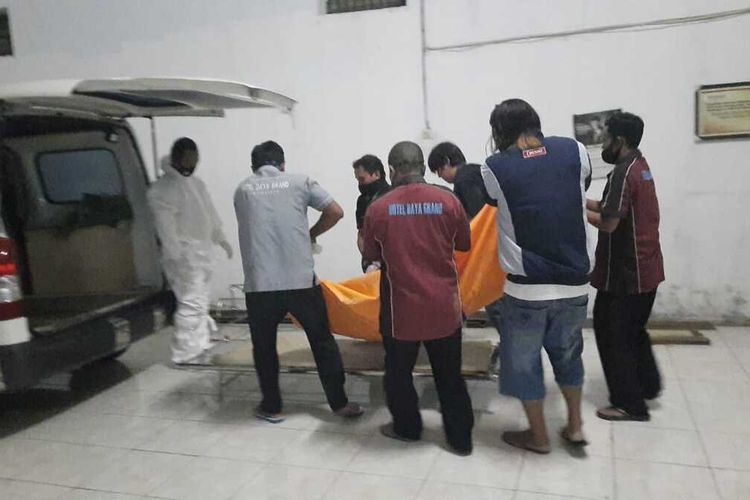 Petugas Polsek Mangkubumi dan Inafis Satreskrim Polresta Tasikmalaya, sedang mengevakuasi mayat pria yang ditemukan tewas di kamar mandi ruangan kamarnya di Hotel Daya Grand, Cikurubuk, Mangkubumi, Kota Tasikmalaya, Senin (28/9/2020).