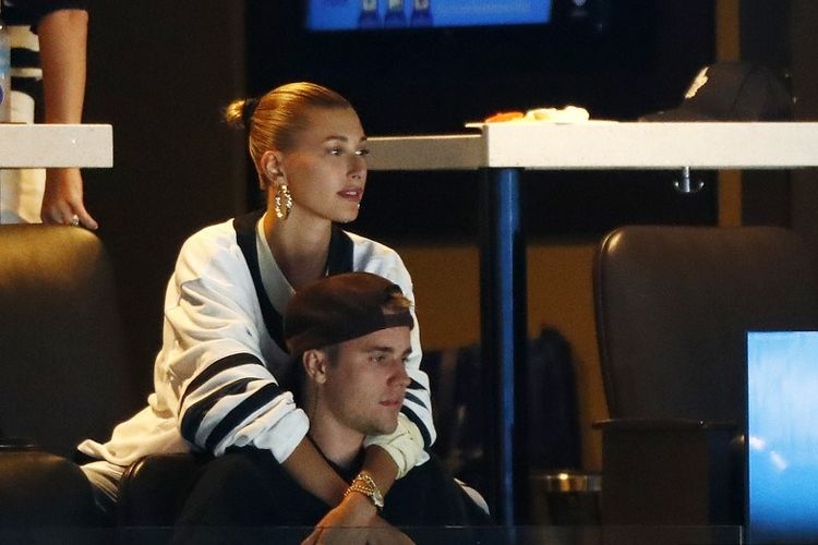Pasangan artis Justin Bieber dan Hailey Baldwin menonton pertandingan 2019 NHL Stanley Cup Playoffs between the Boston Bruins dengan Toronto Maple Leafs di TD Garden, Boston, pada 23 April 2019.
