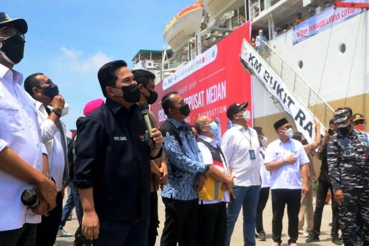 Menteri Perhubungan Budi Karya Sumadi dan Menteri BUMN Erick Thohir menyapa pasien di isolasi terpusat (isoter) terapung KM Bukit Raya di Pelabuhan Belawan, Sabtu (21/8/2021)