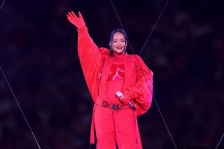 Penyanyi Rihanna tampil di panggung Apple Music Super Bowl LVII Halftime Show di State Farm Stadium, Glendale, Arizona, Minggu (12/2/2023). 