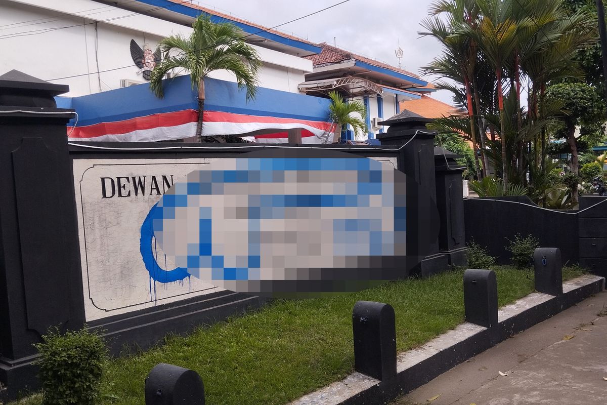 Plakat papan nama Kantor DPRD Kota Kediri, Jawa Timur, menjadi sasaran vandalisme, Jumat (29/8/2025).