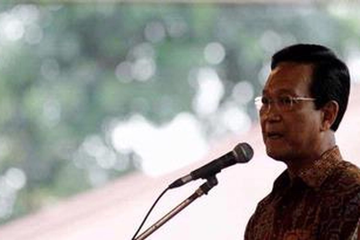 Gubernur DI Yogyakarta Sri Sultan Hamengkubuwono X berpidato pada acara open house di Pagelaran Keraton Yogyakarta, Senin (5/9/2011). Selain Syawalan Akbar, acara juga dalam rangka memperingati 66 tahun Amanat 5 September 1945 dan juga dilakukan penandatanganan Amanat Rakyat Daerah Istimewa Yogyakarta yang berisi dukungan masyarakat terhadap Keistimewaan Yogyakarta.