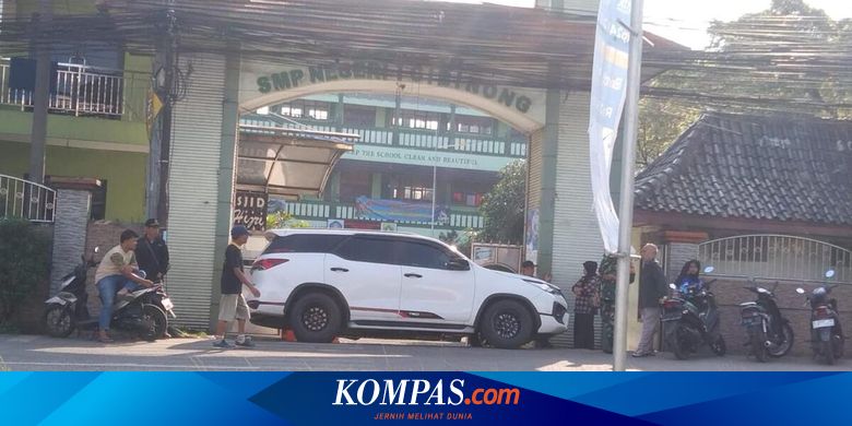 Anaknya Tak Lolos PPDB, Anggota Ormas Halangi Pintu Masuk SMPN 1 Cibinong Bogor