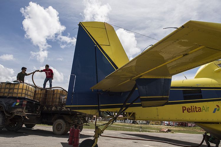 Pekerja agen penyalur minyak solar (APMS) memindahkan BBM jenis premium dari kapal air tractor ke dalam drum penyimpanan di Bandara Yuvai Semaring, Desa Long Bawan, Krayan, Kabupaten Nunukan, Kalimantan Utara, Selasa (13/11/2018). BBM satu harga merupakan program Pemerintah melalui Pertamina yang bertujuan untuk memberikan rasa keadilan energi yang nyata bagi masyarakat di perbatasan seperti di Krayan.