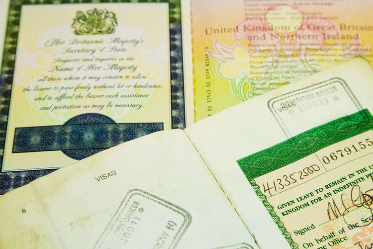 Ilustrasi bagian dalam paspor Inggris. Bagian Her Majesty akan diganti menjadi His Majesty.