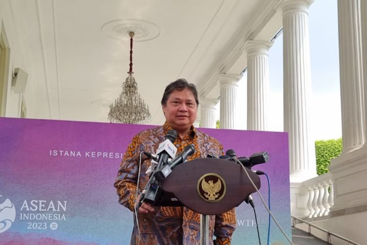 Ketua Umum Partai Golkar Airlangga Hartarto di Kompleks Istana Kepresidenan, Jakarta, Rabu (3/5/2022).