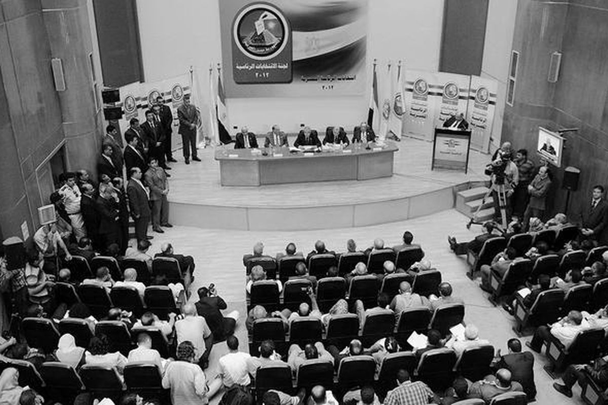 Farouk Sultan (tengah), Ketua Komisi Pemilihan Umum, mengumumkan hasil pemilihan presiden Mesir putaran kedua di depan media dalam konferensi pers yang disiarkan secara luas oleh televisi di Kairo, Minggu (24/6). Kandidat presiden dari Ikhwanul Muslimin, Muhammad Mursi, dinyatakan sebagai pemenang mengalahkan Ahmed Shafik, perdana menteri terakhir pada era mantan Presiden Hosni Mubarak.