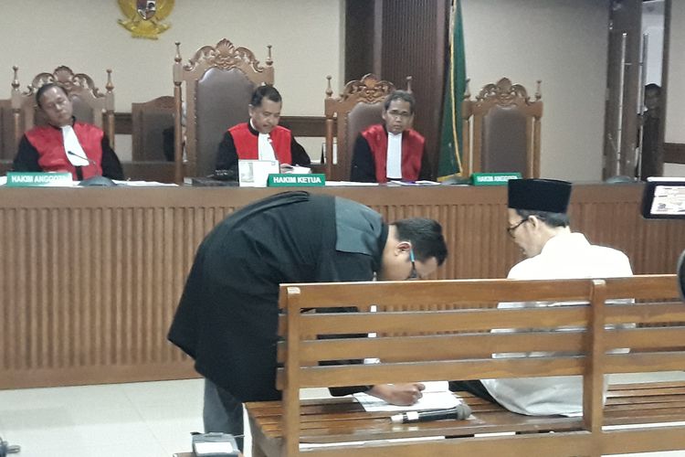 Kepala Kantor Kementerian Agama Kabupaten Gresik, Muafaq Wirahadi menjadi terdakwa di Pengadilan Tipikor Jakarta, Rabu (29/5/2019).
