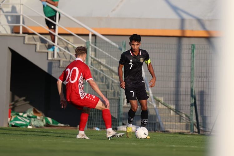 Pemain timnas U20 Indonesia, Marselino Ferdinan, berupaya melewati penjagaan personel timnas U20 Moldova dalam laga uji coba di Emirhan Stadium Side, Turkiye, Jumat (4/11/2022).