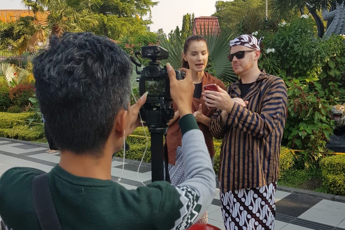 Dave Jephcott (kanan) atau yang lebih dikenal sebagai Londokampung sedang menjalani syuting untuk konten YouTube-nya.