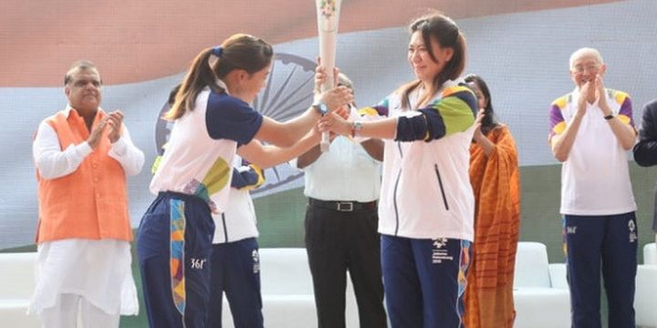 Peraih medali emas Olimpiade Barcelona 1992, Susy Susanti (kanan) menerima obor Asian Games 2018 dari peraih medali perunggu Olimpiade London 2012, MC Mary Kom (India) di India, Minggu (15/7/2018).

