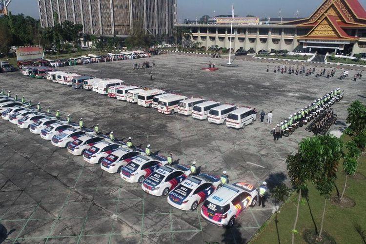 Sebanyak 60 unit ambulans dikerahkan untuk menjemput pasien isolasi mandiri dengan dikawal petugas kepolisian Polda Riau ditengah ditingginya kasus Covid 19 di Riau.