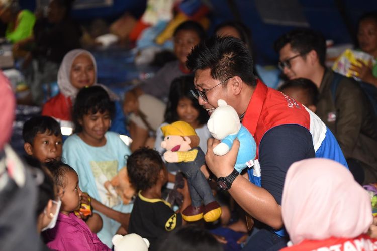 Relawan Pertamina Peduli melakukan sesi trauma healing kepada anak-anak di tempat pengungsian di RPTRA Rasele, Rawa Badak, Koja, Jakarta, Sabtu (4/3/2023).