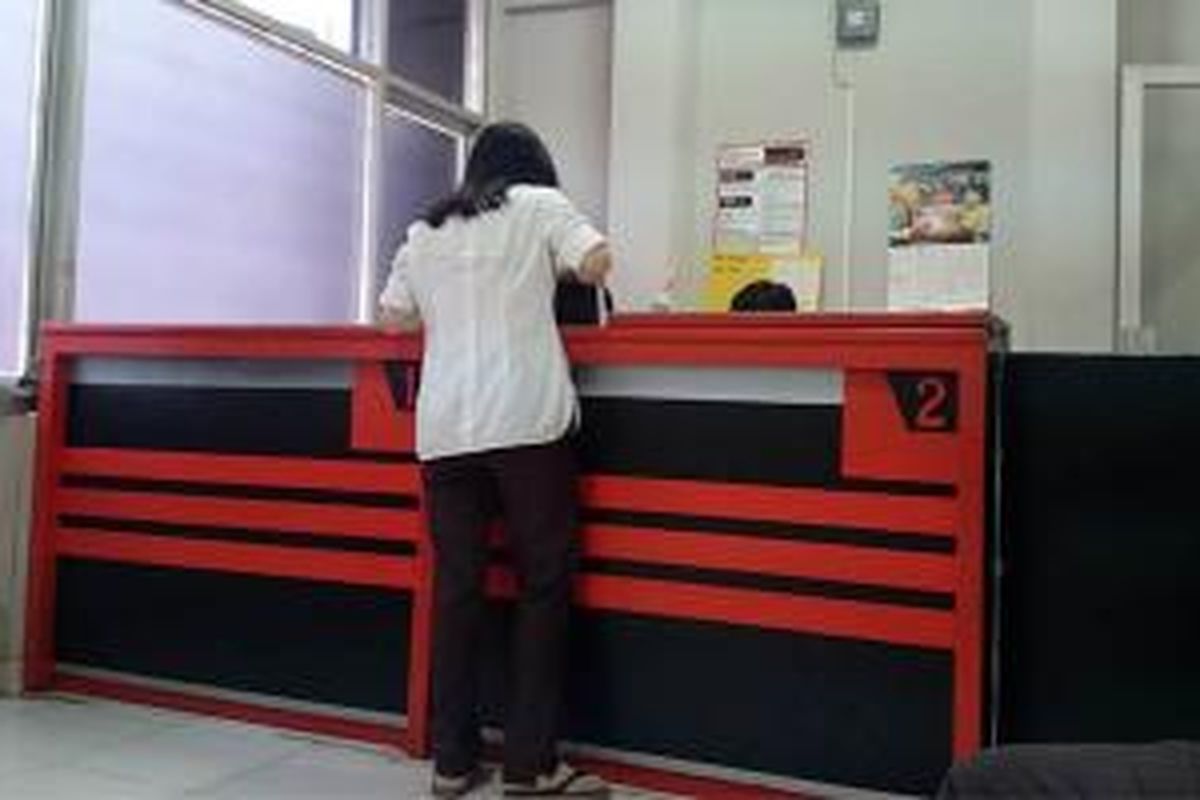 Loket pengambilan paket dari luar negeri di Kantor Pos Jakarta Pusat.