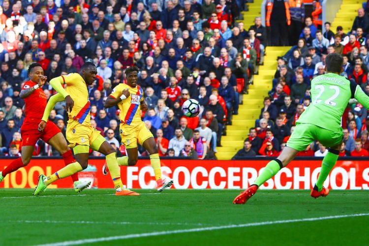 Striker Crystal Palace, Christian Benteke, mencetak gol ke gawang Liverpool pada partai lanjutan Premier League - kasta teratas Liga Inggris - di Stadion Anfield, Minggu (23/4/2017).