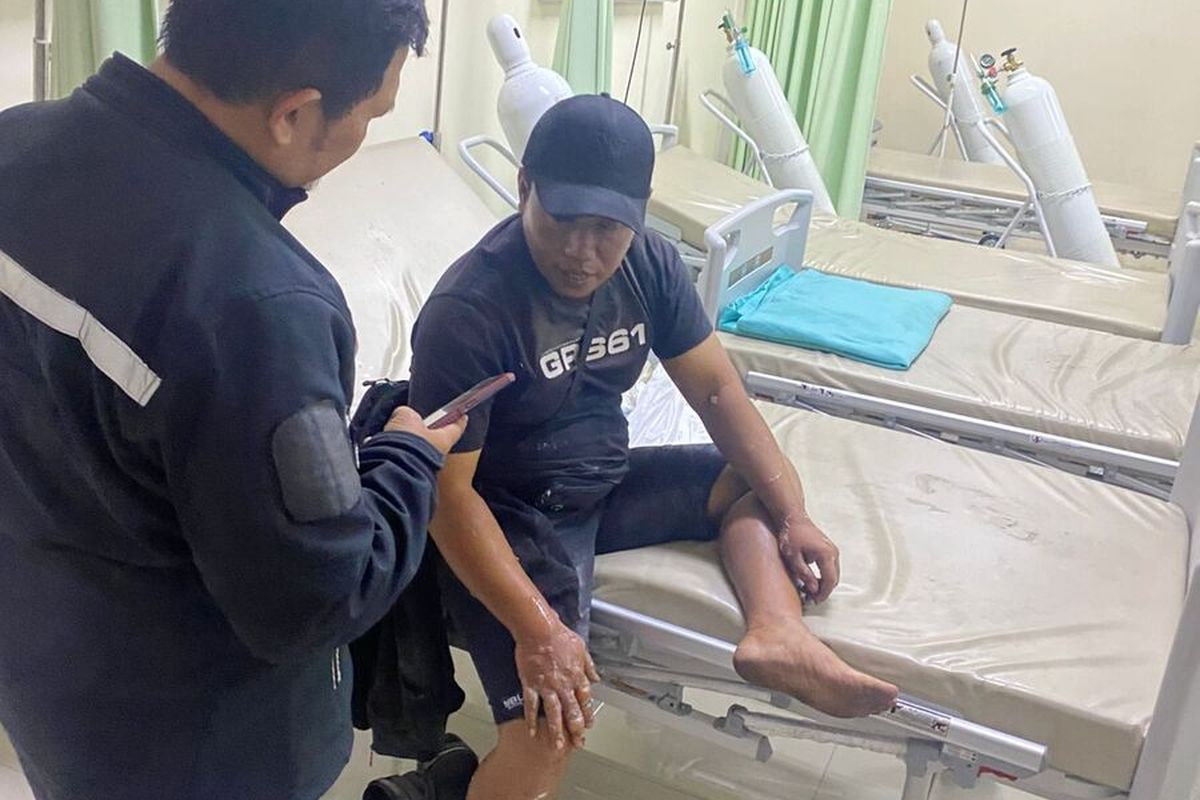 Pemilik kendaraan Toyota Rush Warna Hitam dengan nomor polisi D-1315-YG saat dievakuasi ke Rumah Sakit setelah mobilnya terbakar di SPBU Nambo Jalan Raya Banjaran Barat, Desa Batukarut Kecamatan Arjasari Kabupaten Bandung, Jawa Barat, pada Senin (11/8/2025) malam.