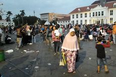 Sampah Makanan Berserak di Taman Fatahillah