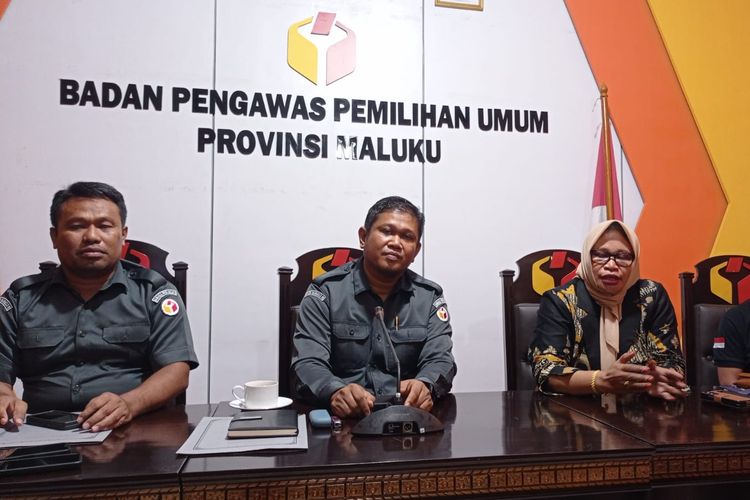 (Dua dari kiri) Ketua Bawaslu Maluku, Subair akui sejumlah TPS di kabupaten di Maluku berpotensi untuk melakukan pemungutan suara ulang (PSU).