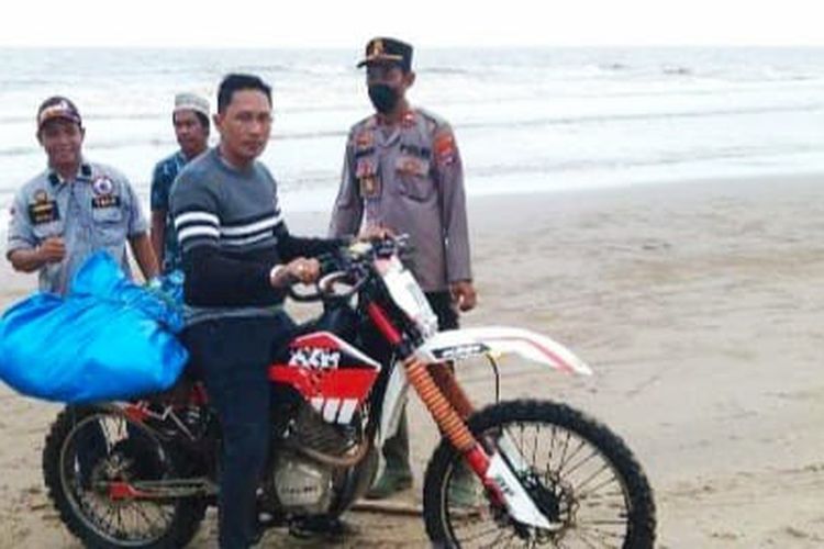 Jasad tanpa identitas yang ditemukan nelayan Pantai Batakan terpaksa dievakuasi menggunakan sepeda motor karena sulitnya akses jalan menuju lokasi, Rabu (20/7/2022). 