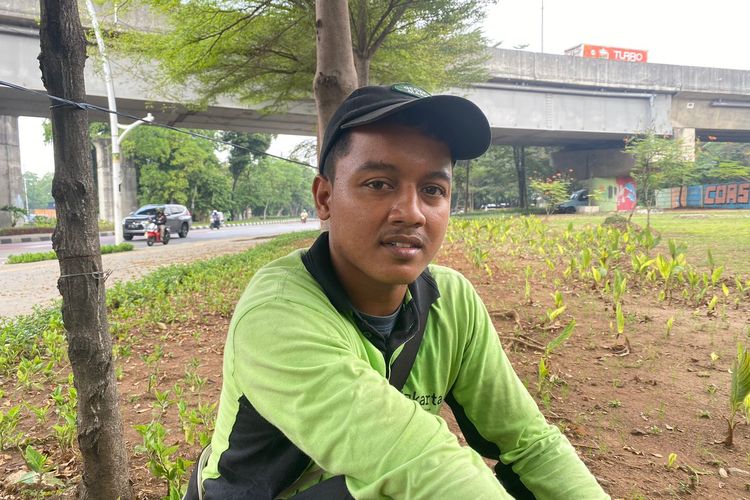 Petugas Suku Dinas Pertamanan dan Hutan Kota Jakarta Utara, Bahri (25) saat ditemui Kompas.com di Jalan Yos Sudarso, Sungai Bambu, Tanjung Priok, Jakarta Utara pada Selasa (27/6/2023).   