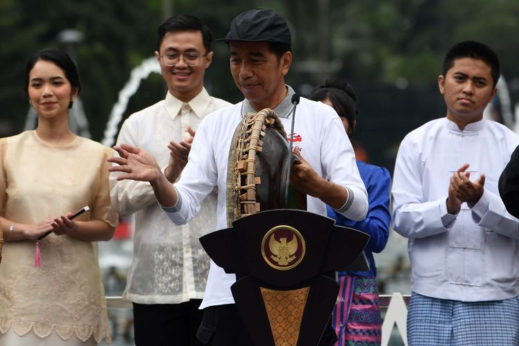 Presiden Joko Widodo (tengah) memukul rebana dalam kick off keketuaan Indonesia dalam ASEAN 2023 di kawasan Bundaran Hotel Indonesia (HI), Jakarta, Minggu (29/1/2023). Acara tersebut menjadi awal rangkaian kegiatan yang puncaknya akan berlangsung dua kali yakni Konferensi Tingkat Tinggi (KTT) ASEAN pada Mei 2023 di Labuan Bajo, Provinsi Nusa Tenggara Timur (NTT) dan KTT ASEAN Plus di Jakarta pada September 2023.