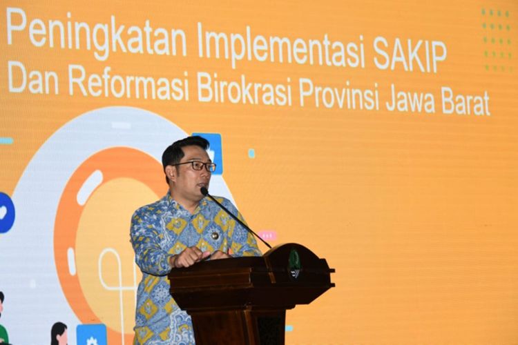 Gubernur Jawa Barat Ridwan Kamil saat mengenakan batik karyanya sendiri batik Garuda Kujang Kencana pada Hari Batik Nasional, Rabu (2/10/2019).