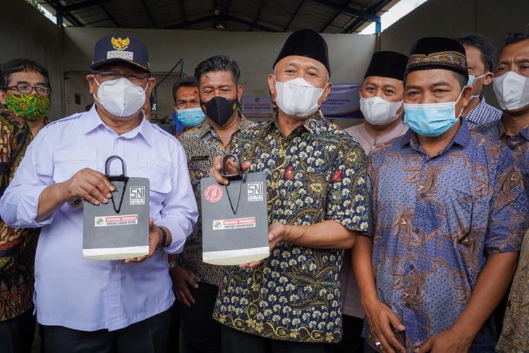 Menkop UKM) Teten Masduki meluncurkan produk cangkul dalam negeri yang berlabel SNI di Tulungagung, Jawa Timur, Jumat (22/10/2021).