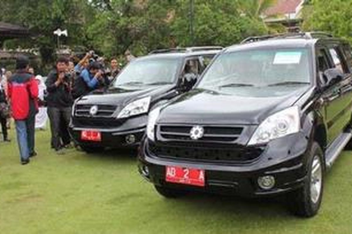 Mobil Esemka rakitan siswa-siswi SMK negeri 2 Surakarta dan SMK Warga Surakarta yang digunakan sebagai mobil dinas Wali Kota dan Wakil Wali Kota Solo, mulau Selasa (3/1/2012).