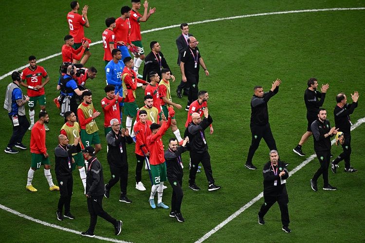 Pemain Maroko bertepuk tangan untuk pendukung mereka setelah kalah dari Perancis pada semifinal Piala Dunia 2022 yang berlangsung di Stadion Al Bayt, Al Khor, Qatar, Kamis (15/12/2022) dini hari WIB.