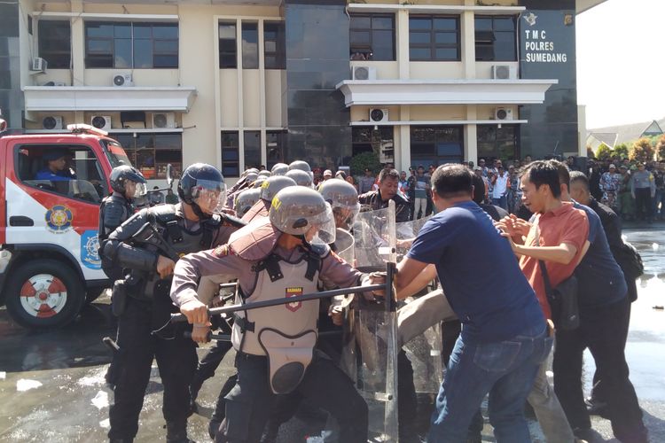 Aparat keamanan adang perusuh Pemilu 2019 saat simulasi pengamanan di Mapolres Sumedang, Jumat (22/3/2019).