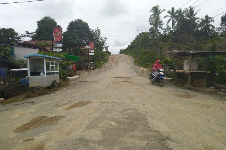 Jalan tanah di Desa Semoi Dua, Sepaku, PPU. Kecamatan yang diadang-adang jadi Ibu Kota Negara, Sabtu (26/10/2019). 