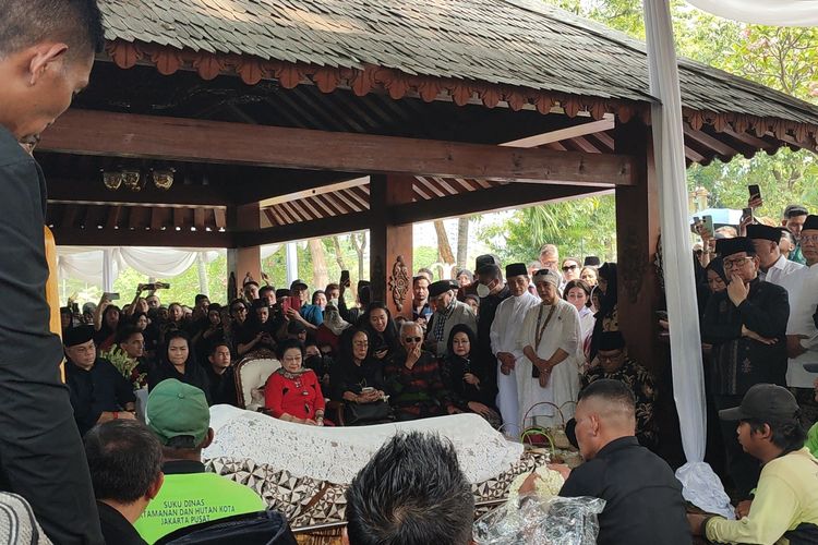 Guruh Soekarnoputra Dimakamkan Dekat Pusara Ibunda, Fatmawati