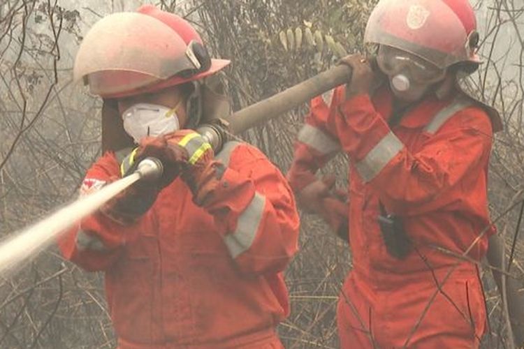 Pemadam kebakaran, relawan, hingga warga awam bahu-membahu memadamkan api di Palangkaraya, Kalimantan Tengah. 