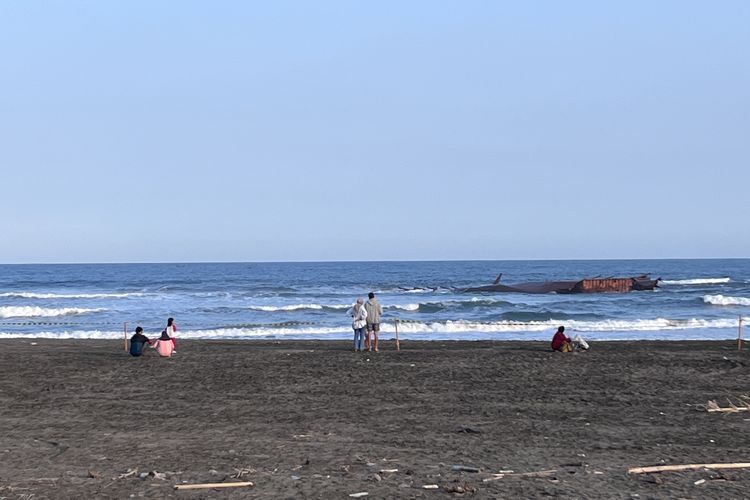 Terdampar, Tongkang Nautica 22 Jadi Tontonan Warga di Pantai Sukaresik Pangandaran