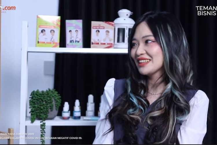 Founder Somethinc, Beautyhaul, dan Glowing Potion Irene Ursula saat menjadi bintang tamu di segmen Teman Bisnis di YouTube Kompas.com.