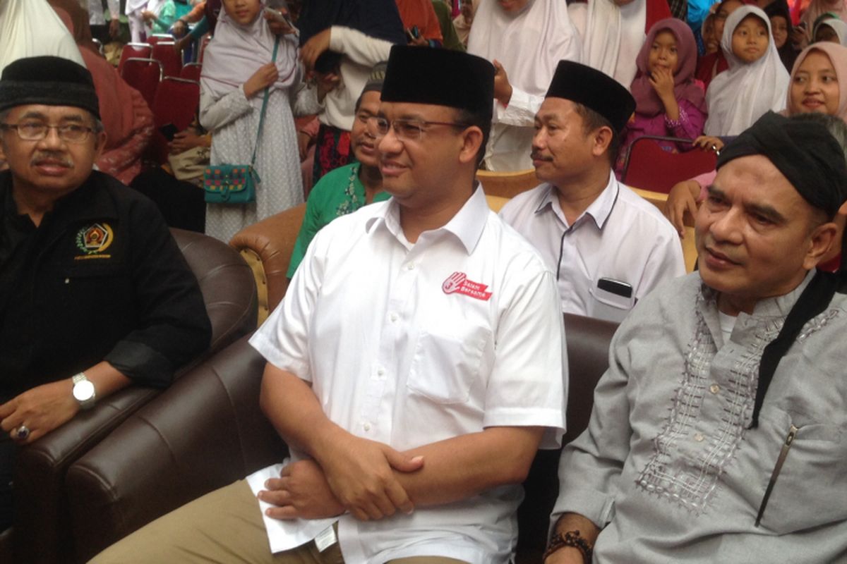 Calon gubernur DKI Jakarta Anies Baswedan saat mengunjungi warga di kawasan Cilangkap, Jakarta Timur, Jumat (24/3/17).