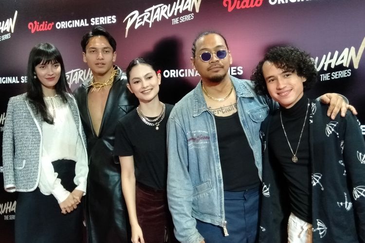 Para pemeran Pertaruhan The Series, Widika Sidmore, Jefri Nichol, Clara Bernadeth, Abdurrahman Arif, dan Giulio Parengkuan sebelum konferensi pers di Djakarta Theater, Jakarta Pusat, Jumat (10/6/2022).