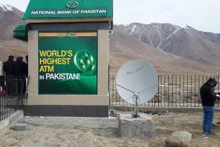 Inilah mesin ATM yang dibangun Bank Pakistan (NBP) di kawasan Gilgit-Pakistan, Pegunungan Karakoram yang berbatasan dengan China. ATM ini ditempatkan di ketinggian hampir 5.000 meter dari permukaan laut.
