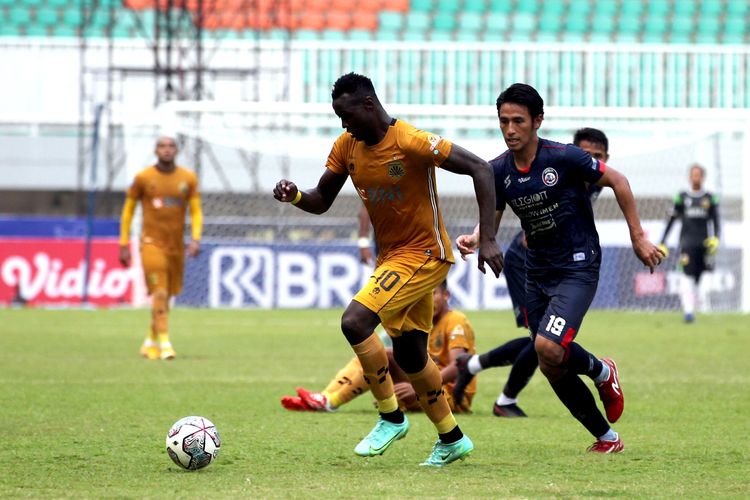 Pemain Arema FC Hanif Sjahbandi mengejar pemain Bhayangkara FC Ezechiel N'Douassel pada pertandingan pekan kedua Liga 1 2021-2022 yang berakhir dengan skor 1-1 di Stadion Pakansari Bogor, Minggu (12/9/2021) sore.