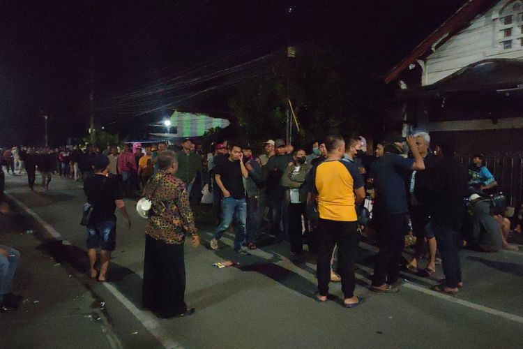 Pendukung Caleg DPR RI Dapil Jember Lumajang dari PAN, Abdussalam saat demo di hotel Aston Senin (4/2/2024) 
