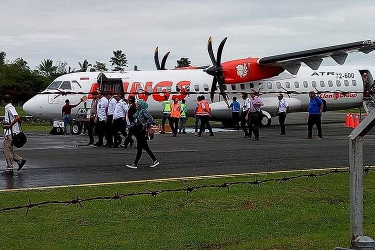 Ratusan masyarakat menyabut penerbangan perdana pesawat Wings Air di Bandara Rar Gwamar, Dobo, Kepulauan Aru, Maluku,Rabu (29/3/2017)