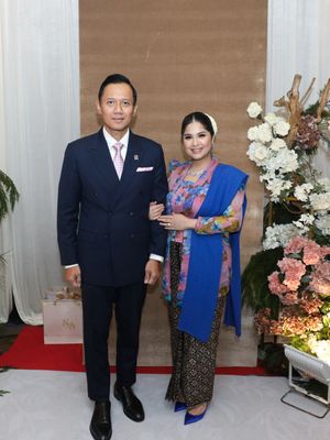 Gaya Annisa Pohan 2 bulan setelah melahirkan jadi sorotan. Tampil anggun dengan kebaya biru, makeup soft glam, dan heels senada.

