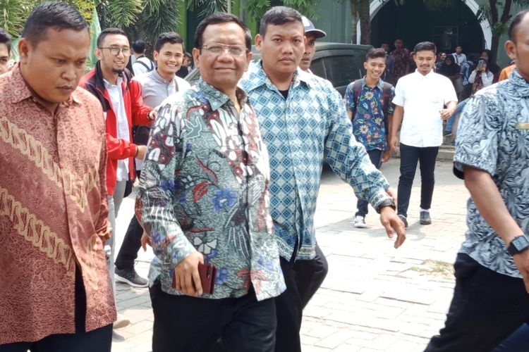 Usai berdialog dengan ratusan mahasiswa Universitas UINSU, Ketua Gerakan Suluh Kebangsaan Prof Dr Mohammad Mahfud MD terburu-buru meninggalkan lokasi acara, Selasa (19/3/2019). 