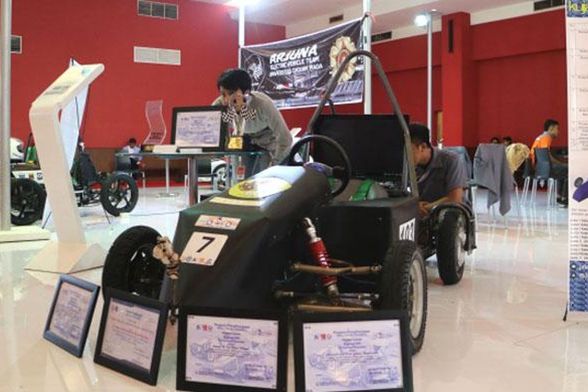 Mobil Listrik buatan Mahasiswa di pameran IIMS 2016