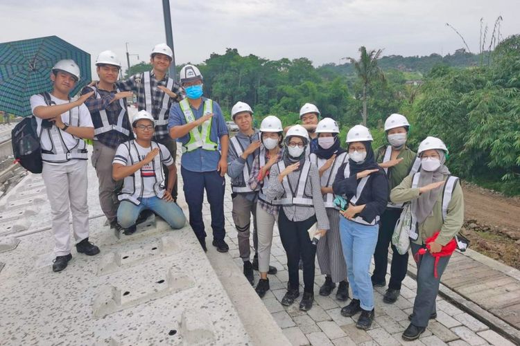 29 mahasiswa Institut Teknologi Bandung (ITB) dilibatkan PT KCIC dalam monitoring track slab dan track laying Kereta Api Cepat Jakarta Bandung (KCJB).