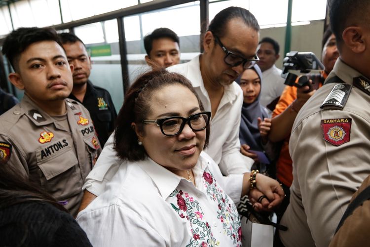 Komedian Nunung dan suaminya, July Jan Sambiran, siap menjalani sidang lanjutan atas kasus dugaan penyalahgunaan narkotika di Pengadilan Negeri Jakarta Selatan, Rabu (9/10/2019). 